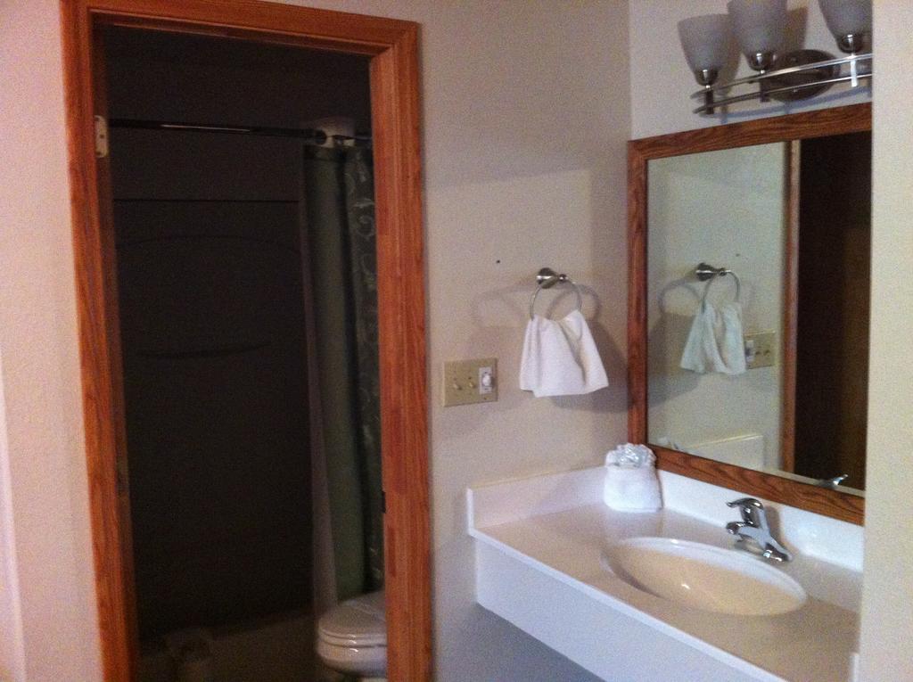 Legacy Inn Price Room photo