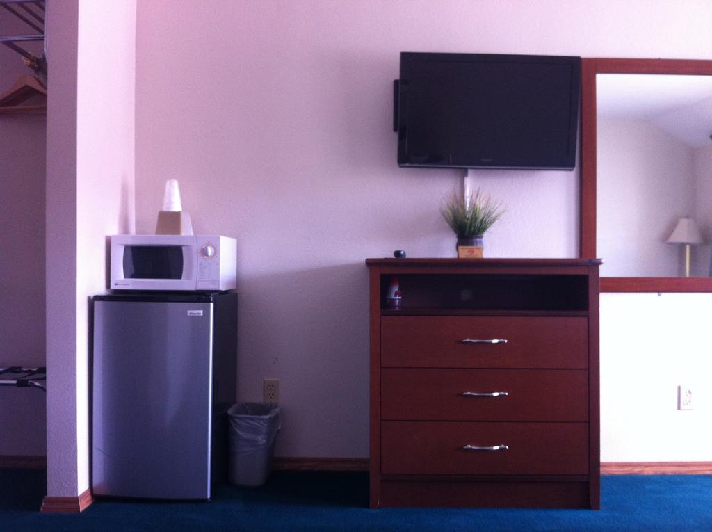 Legacy Inn Price Room photo