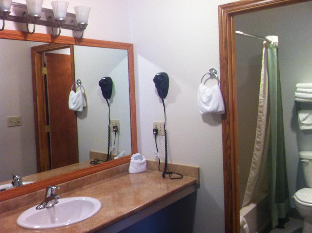 Legacy Inn Price Room photo