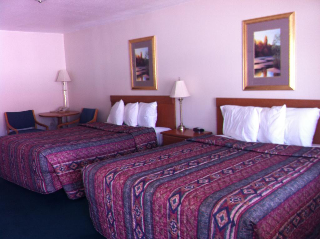 Legacy Inn Price Room photo